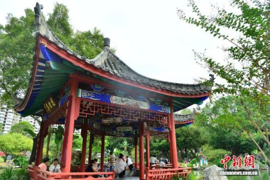 10月2日,国庆假期,位于福建福州市区的古典园林公园——南公园吸引许多市民和游客前来参观游玩。南公园原为清初靖南王耿继茂的别墅花园,至今已有300多年历史。中新社记者 张斌 摄 10月2日,国庆假期,位于福建福州市区的古典园林公园——南公园吸引许多市民和游客前来参观游玩。南公园原为清初靖南王耿继茂的别墅花园,至今已有300多年历史。中新社记者 张斌 摄