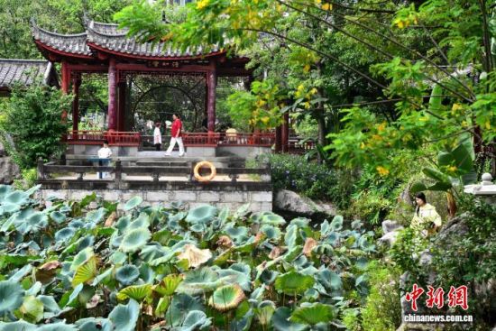 10月2日,国庆假期,位于福建福州市区的古典园林公园——南公园吸引许多市民和游客前来参观游玩。南公园原为清初靖南王耿继茂的别墅花园,至今已有300多年历史。中新社记者 张斌 摄 10月2日,国庆假期,位于福建福州市区的古典园林公园——南公园吸引许多市民和游客前来参观游玩。南公园原为清初靖南王耿继茂的别墅花园,至今已有300多年历史。中新社记者 张斌 摄