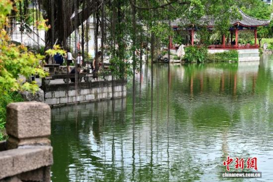10月2日,国庆假期,位于福建福州市区的古典园林公园——南公园吸引许多市民和游客前来参观游玩。南公园原为清初靖南王耿继茂的别墅花园,至今已有300多年历史。中新社记者 张斌 摄 10月2日,国庆假期,位于福建福州市区的古典园林公园——南公园吸引许多市民和游客前来参观游玩。南公园原为清初靖南王耿继茂的别墅花园,至今已有300多年历史。中新社记者 张斌 摄