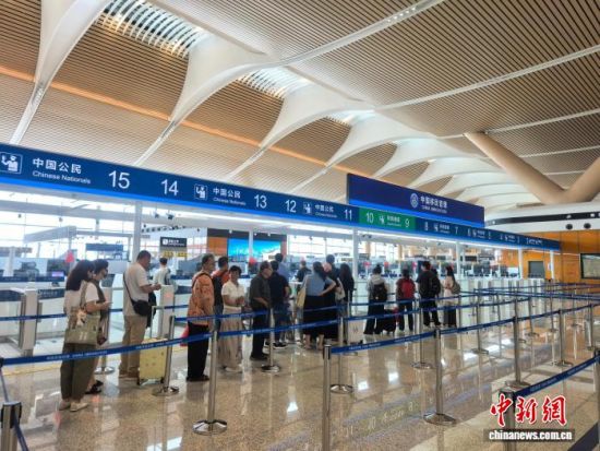 10月2日,福州长乐国际机场T2航站楼出境大厅内,旅客正有序排队候检。 王蔚然 摄 10月2日,福州长乐国际机场T2航站楼出境大厅内,旅客正有序排队候检。 王蔚然 摄