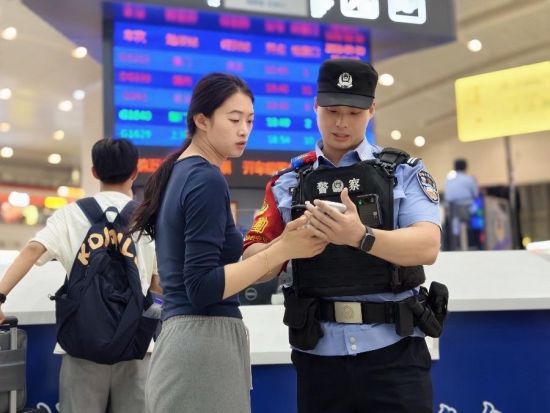 巡逻防控、解答咨询、伸出援手,忙碌的身影不曾停歇。 巡逻防控、解答咨询、伸出援手,忙碌的身影不曾停歇。