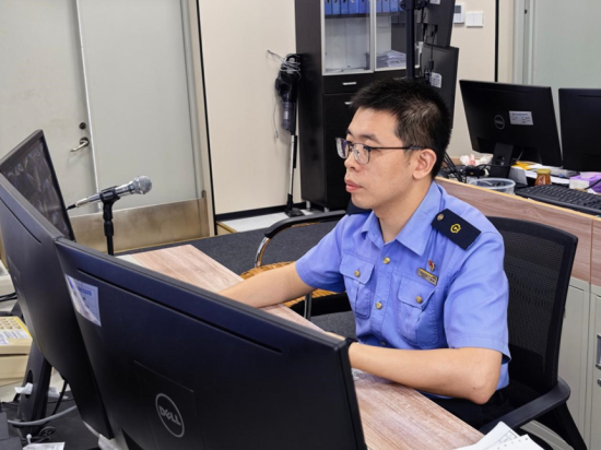 靳羽正在认真监控客流动态。黄钰彬摄 靳羽正在认真监控客流动态。黄钰彬摄