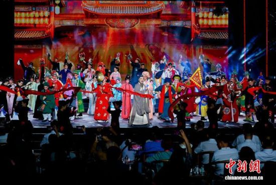 9月24日晚,2026年闽南戏剧周暨“泉州有戏‘艺’起来”戏剧展演在福建泉州启动,来自海峡两岸和港澳地区,以及新加坡、菲律宾等地的多个文艺团体同台演绎梨园戏、高甲戏、木偶戏、南音等闽南语系剧种。 中新社记者 王东明 摄 9月24日晚,2026年闽南戏剧周暨“泉州有戏‘艺’起来”戏剧展演在福建泉州启动,来自海峡两岸和港澳地区,以及新加坡、菲律宾等地的多个文艺团体同台演绎梨园戏、高甲戏、木偶戏、南音等闽南语系剧种。 中新社记者 王东明 摄