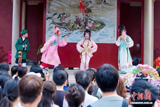 10月4日,市民游客在福建泉州天后宫观看由小朋友演出的梨园戏。中新社记者 孙虹 摄 10月4日,市民游客在福建泉州天后宫观看由小朋友演出的梨园戏。中新社记者 孙虹 摄