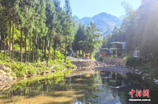 东源村“云山溪谷”,峡谷溪水潺潺,太空舱民宿依山而建,农旅融合让高山村落焕发新活力。中新网记者 叶茂 摄 东源村“云山溪谷”,峡谷溪水潺潺,太空舱民宿依山而建,农旅融合让高山村落焕发新活力。中新网记者 叶茂 摄