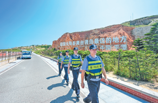 民警在68海里景区巡逻。 民警在68海里景区巡逻。