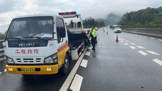 国庆假期,三明道路勤务中心明溪执勤组的工作人员正在高速上处置突发事件。陈杰 供图 国庆假期,三明道路勤务中心明溪执勤组的工作人员正在高速上处置突发事件。陈杰 供图