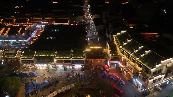 国庆假期,福建省三明市泰宁县这座千年古城,流光溢彩的夜景吸引众多游客前往旅游。(无人机照片)江丽霞 供图 国庆假期,福建省三明市泰宁县这座千年古城,流光溢彩的夜景吸引众多游客前往旅游。(无人机照片)江丽霞 供图