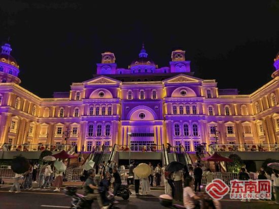 中洲岛夜景吸引不少游客打卡。 中洲岛夜景吸引不少游客打卡。