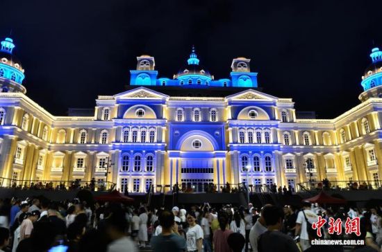 10月1日晚,视觉震撼的光影秀在福州中洲岛的建筑外立面上演,吸引许多民众前来观赏。中新社记者 张斌 摄 10月1日晚,视觉震撼的光影秀在福州中洲岛的建筑外立面上演,吸引许多民众前来观赏。中新社记者 张斌 摄
