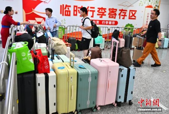 10月7日,出行的市民在福州地铁东街口站寄存行李。中新社记者 张斌 摄 10月7日,出行的市民在福州地铁东街口站寄存行李。中新社记者 张斌 摄