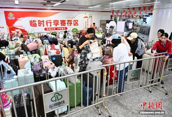 10月7日,出行的市民在福州地铁东街口站寄存行李。中新社记者 张斌 摄 10月7日,出行的市民在福州地铁东街口站寄存行李。中新社记者 张斌 摄