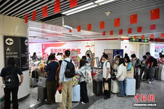 10月7日,出行的市民在福州地铁东街口站等候寄存行李。中新社记者 张斌 摄 10月7日,出行的市民在福州地铁东街口站等候寄存行李。中新社记者 张斌 摄