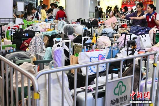 10月7日,出行的市民在福州地铁东街口站寄存行李。中新社记者 张斌 摄 10月7日,出行的市民在福州地铁东街口站寄存行李。中新社记者 张斌 摄