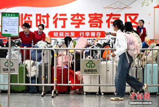10月7日,工作人员在福州地铁东街口站整理寄存的行李。中新社记者 张斌 摄 10月7日,工作人员在福州地铁东街口站整理寄存的行李。中新社记者 张斌 摄