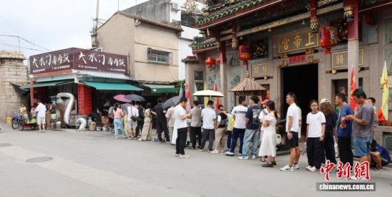 图为大水门旁的地道卤肉饭大受欢迎。钟晓霞 摄 图为大水门旁的地道卤肉饭大受欢迎。钟晓霞 摄