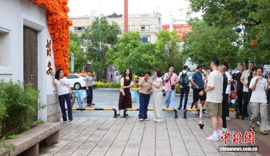 图为花墙打卡点引游客驻足。钟晓霞 摄 图为花墙打卡点引游客驻足。钟晓霞 摄