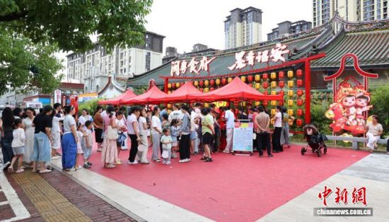 图为各类体验活动吸引游客驻足。钟晓霞 摄 图为各类体验活动吸引游客驻足。钟晓霞 摄