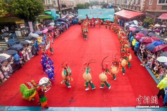 10月5日,一场沉浸式“宋江阵”展演在泉州永春县五里古街上演。陈志鹏 摄 10月5日,一场沉浸式“宋江阵”展演在泉州永春县五里古街上演。陈志鹏 摄