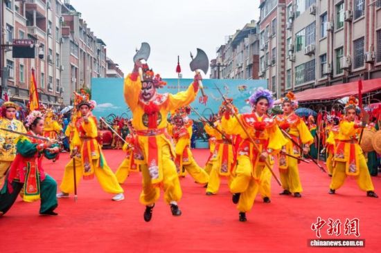 10月5日,“宋江阵”亮相泉州永春县五里古街,图为“簪花侠士”。陈志鹏 摄 10月5日,“宋江阵”亮相泉州永春县五里古街,图为“簪花侠士”。陈志鹏 摄