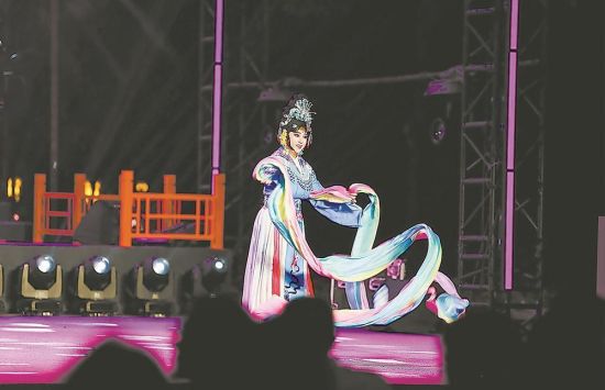 新加坡演员带来歌仔戏《芙蓉仙子》。 新加坡演员带来歌仔戏《芙蓉仙子》。
