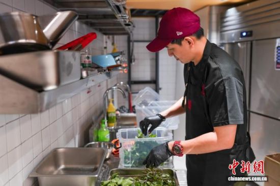 10月6日,台湾盐酥鸡品牌“龙盐酥鸡”大陆运营负责人吴学明在备菜。中新社记者 钟旖 摄 10月6日,台湾盐酥鸡品牌“龙盐酥鸡”大陆运营负责人吴学明在备菜。中新社记者 钟旖 摄