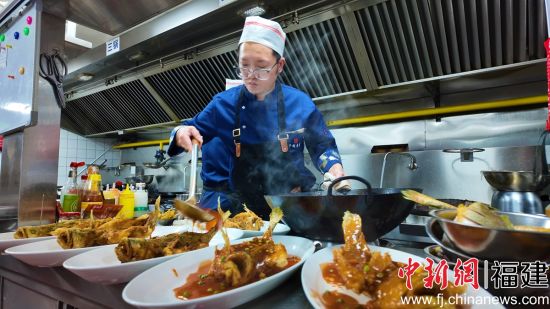 厨师现场烹饪宁德大黄鱼特色菜品。北京宁德大黄鱼体验推广中心 供图 厨师现场烹饪宁德大黄鱼特色菜品。北京宁德大黄鱼体验推广中心 供图