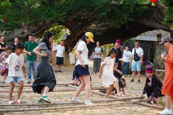 国庆假期,霞浦半月里景区竹竿舞互动热闹非凡,游客沉浸式体验畲乡风情。霞浦县文体旅局 供图 国庆假期,霞浦半月里景区竹竿舞互动热闹非凡,游客沉浸式体验畲乡风情。霞浦县文体旅局 供图