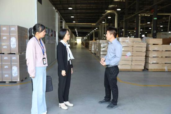 邵武市纪委监察干部在“白名单”企业福建杜氏木业有限公司向车间负责人了解涉企行政执法情况。 邵武市纪委监察干部在“白名单”企业福建杜氏木业有限公司向车间负责人了解涉企行政执法情况。