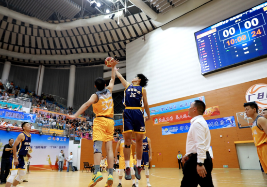 图为“厂BA”揭幕战海斯福一队对战城发集团队。林铭水 摄 图为“厂BA”揭幕战海斯福一队对战城发集团队。林铭水 摄