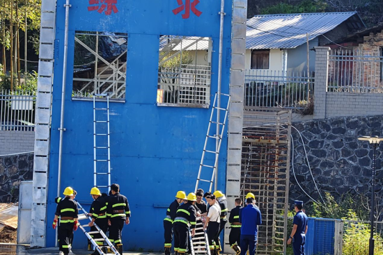 图为架设通道破拆防盗窗救人操。杨丽帆 摄 图为架设通道破拆防盗窗救人操。杨丽帆 摄