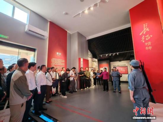 开馆仪式后,一场以“行进式观演”与“沉浸式叙事”相融合的场馆研学活动随即展开。雷朝良摄 开馆仪式后,一场以“行进式观演”与“沉浸式叙事”相融合的场馆研学活动随即展开。雷朝良摄