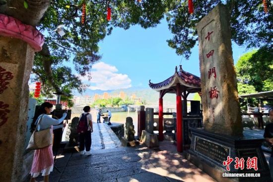 10月9日,游客在十四门桥游玩。中新社记者 王东明 摄 10月9日,游客在十四门桥游玩。中新社记者 王东明 摄