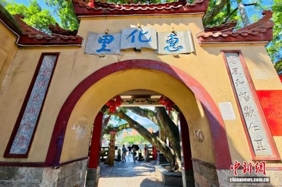 10月9日,游客在十四门桥游玩。中新社记者 王东明 摄 10月9日,游客在十四门桥游玩。中新社记者 王东明 摄