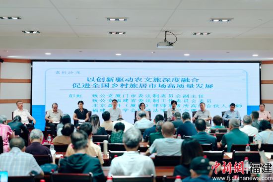 10月12日,与会10位专家围绕主题在沙龙上交流。中新网记者 李思源 摄 10月12日,与会10位专家围绕主题在沙龙上交流。中新网记者 李思源 摄