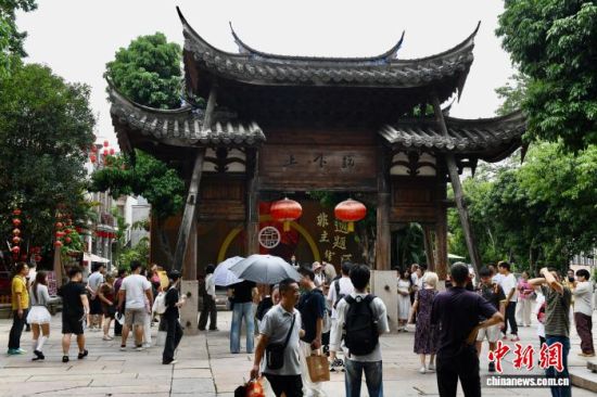 10月2日,福建福州,市民和游客在上下杭古街区游玩。中新社记者 王东明 摄 10月2日,福建福州,市民和游客在上下杭古街区游玩。中新社记者 王东明 摄