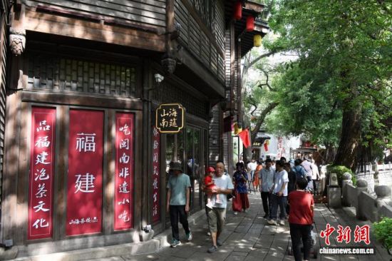 10月2日,福建福州,市民和游客在上下杭古街区游玩。中新社记者 王东明 摄 10月2日,福建福州,市民和游客在上下杭古街区游玩。中新社记者 王东明 摄