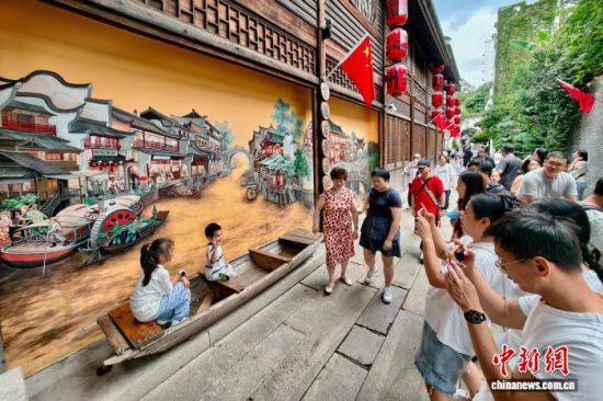 10月2日,福建福州,市民和游客在上下杭古街区游玩。中新社记者 王东明 摄 10月2日,福建福州,市民和游客在上下杭古街区游玩。中新社记者 王东明 摄
