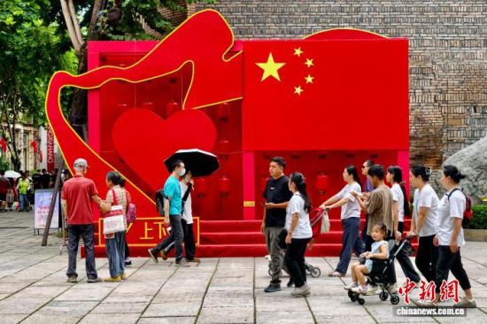 10月2日,福建福州,市民和游客在上下杭古街区游玩。中新社记者 王东明 摄 10月2日,福建福州,市民和游客在上下杭古街区游玩。中新社记者 王东明 摄