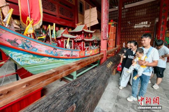 10月2日,福建福州,市民和游客在上下杭古厝里参观福船。中新社记者 王东明 摄 10月2日,福建福州,市民和游客在上下杭古厝里参观福船。中新社记者 王东明 摄