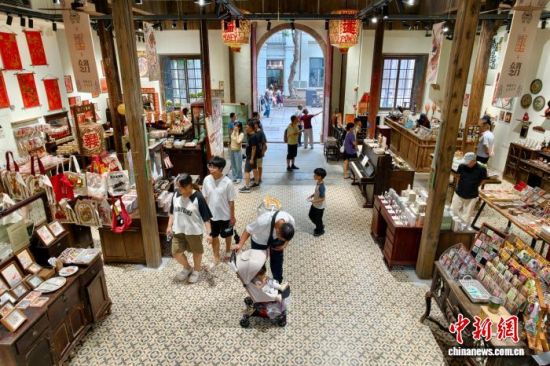 10月2日,福建福州,市民和游客在上下杭古厝里购物。中新社记者 王东明 摄 10月2日,福建福州,市民和游客在上下杭古厝里购物。中新社记者 王东明 摄