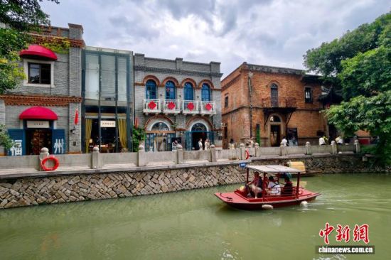 10月2日,福建福州,游客泛舟游上下杭。中新社记者 王东明 摄 10月2日,福建福州,游客泛舟游上下杭。中新社记者 王东明 摄