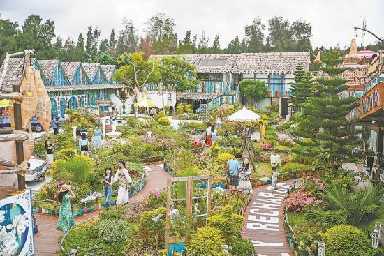 游客在坛南湾艺术驿站“花花世界”打卡。福建日报通讯员 林君斌 摄 游客在坛南湾艺术驿站“花花世界”打卡。福建日报通讯员 林君斌 摄