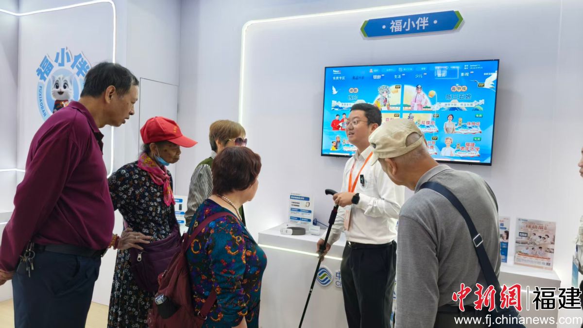 图片为智能拐杖展示,用户被产品吸引,纷纷驻足,专注听工作人员介绍跌倒监测、一键呼救等功能。 图片为智能拐杖展示,用户被产品吸引,纷纷驻足,专注听工作人员介绍跌倒监测、一键呼救等功能。