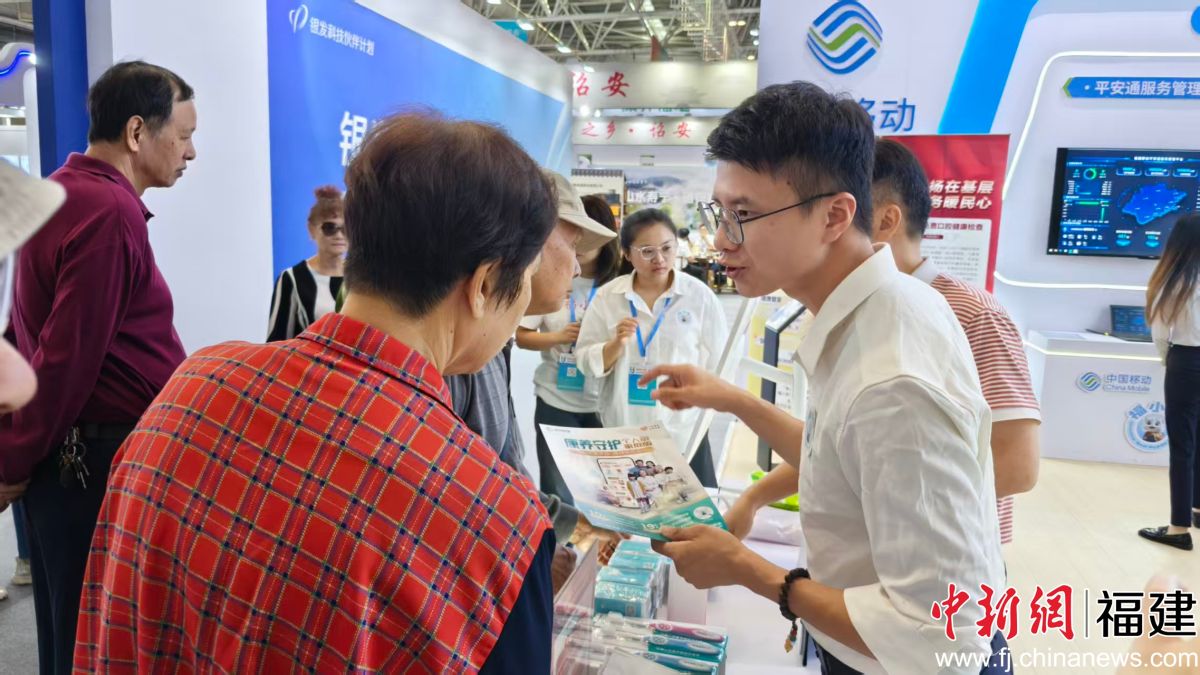 图片为康养守护包展示,工作人员热情地向围拢的用户讲解健康、守护与保险权益。 图片为康养守护包展示,工作人员热情地向围拢的用户讲解健康、守护与保险权益。