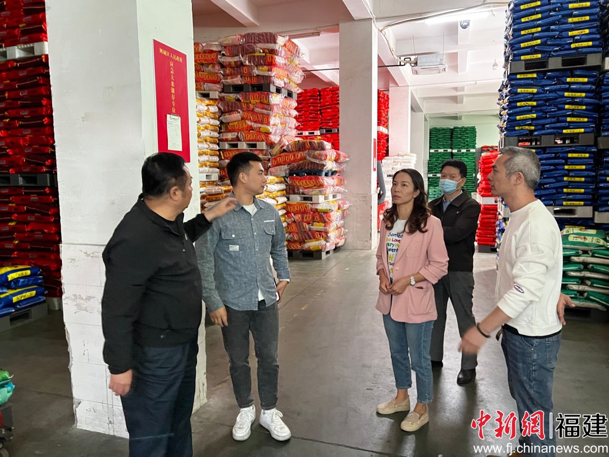 2023年11月15日,时任区发改局副局长陈锦凤(左三)带队前往晋江正泰米业开展储备粮油专项检查。(资料图) 2023年11月15日,时任区发改局副局长陈锦凤(左三)带队前往晋江正泰米业开展储备粮油专项检查。(资料图)