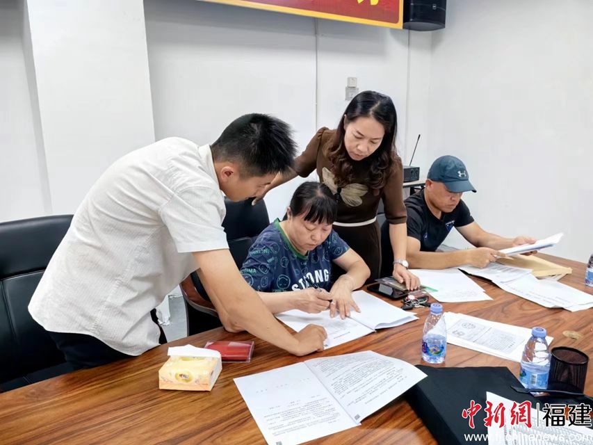 2023年10月26日,陈锦凤(右二)参与新步社区征迁工作,指导群众签定拆迁协议。(资料图) 2023年10月26日,陈锦凤(右二)参与新步社区征迁工作,指导群众签定拆迁协议。(资料图)