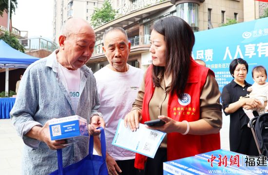 现场工作人员为市民答疑解惑。叶茂 摄 现场工作人员为市民答疑解惑。叶茂 摄