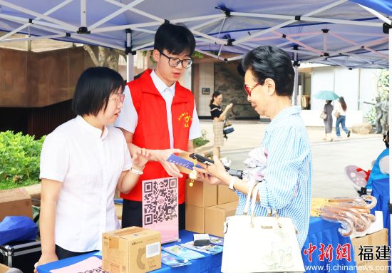 活动现场设置政策咨询服务台,向过往市民开展面对面政策宣讲。叶茂 摄 活动现场设置政策咨询服务台,向过往市民开展面对面政策宣讲。叶茂 摄