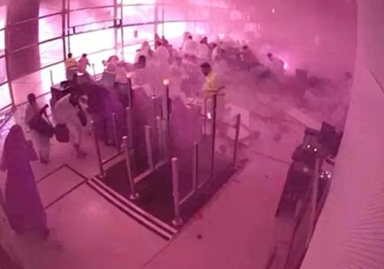 当地时间2026年10月10日,沙特阿拉伯利雅得,闭路电视画面显示,哈立德国王国际机场部分区域起火冒烟,乘客纷纷躲避。图/视觉中国 当地时间2026年10月10日,沙特阿拉伯利雅得,闭路电视画面显示,哈立德国王国际机场部分区域起火冒烟,乘客纷纷躲避。图/视觉中国